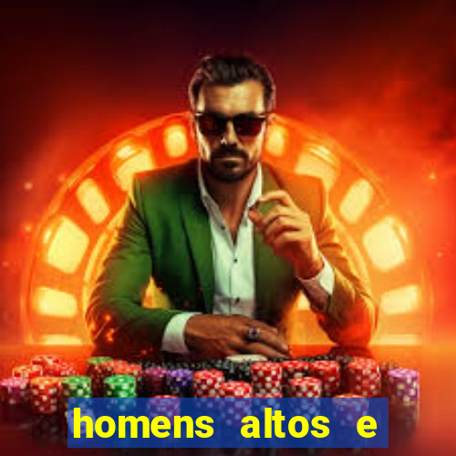 homens altos e magros pelados
