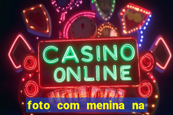 foto com menina na cama fake