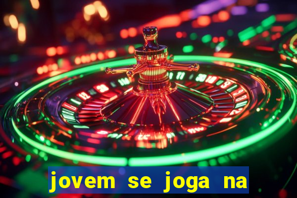 jovem se joga na linha do trem 2024