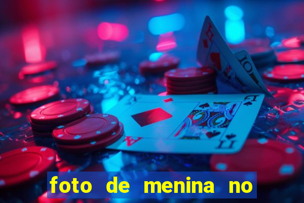 foto de menina no espelho cacheada