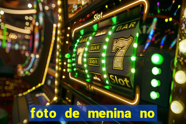 foto de menina no espelho cacheada