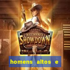 homens altos e magros pelados
